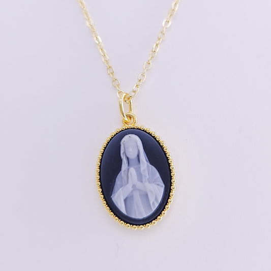 Resin cameo necklace-brass 13x18mm